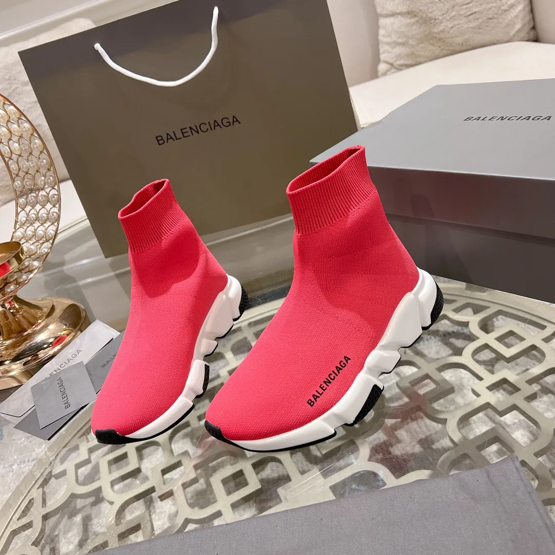 👟👟Ex-factory price 400👟👟 Balenciaga classic sock boots, originally produced by the factory, purchasing agent level. The latest original outsole mold, (TPU ten-vacuum outsole, the highest version on the market, please do not compare prices with TPR outsole, don’t bother if you don’t know the product) The black, white and red three-color vacuum sole shows high-end luxury. •Upper: elastic fly weave double-layer composite gold wire high-elastic knitted mesh cotton •Inner lining: imported double-sided velvet, which is comfortable and resilient to shape •Insole: original imported terry cloth, breathable but not fading •Sole: TPU ten-vacuum outsole (to eliminate pores) •Packaging: full set of packaging (certificate, invoice, cloth bag, handbag) •Size: 34-45 standard code (34, 45, 46.47 can be customized and are not returnable)